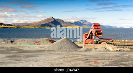 Maschinen für die Benotung Aggregate der Highland Council Sconser Steinbruch auf der Isle Of Skye. Stockfoto