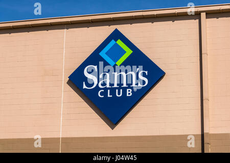 Lafayette - ca. April 2017: Sams Club Warehouse Logo und Beschilderung. Sams Club ist eine Ladenkette Mitgliedschaft nur im Besitz von Walmart III Stockfoto