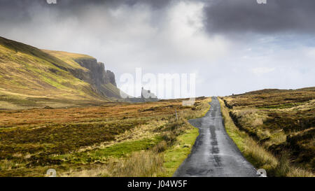 Ein einspurigen Feldweg verläuft durch Moorland unter dem Quiraing-Berg auf der schottischen Insel Skye. Stockfoto