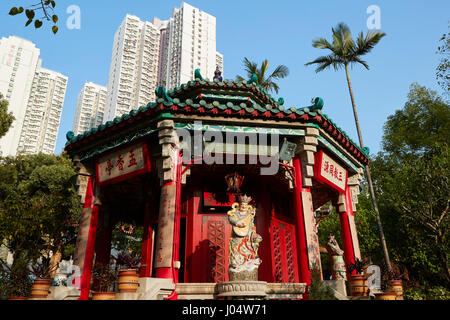 Reich verzierte detaillierte traditionelle chinesische Pagode an der Wong Tai Sin Temple in Hong Kong. Stockfoto