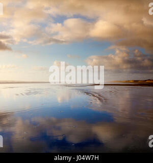 Die große leere der Ninety Mile Beach, Northland, Neuseeland, bei Sonnenuntergang. Stockfoto