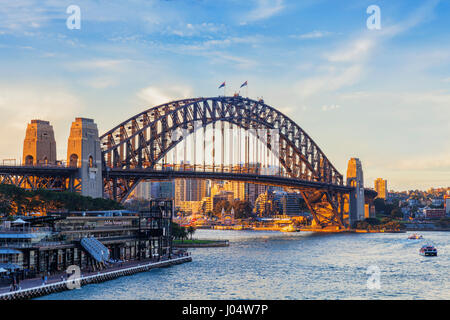 Sydney Harbour Bridge bei Sonnenuntergang. Stockfoto