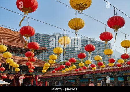 Traditionelle chinesische Papierlaternen Kontrast mit einem hohes Apartmentgebäude an der Wong Tai Sin Tempel, Hong Kong. Stockfoto