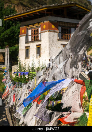 PARO, BHUTAN - ca. Oktober 2014: Eiserne Kettenbrücke und Gebet Fahnen auf den Tachog Lhakhang Dzong Stockfoto