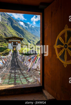 PARO, BHUTAN - ca. Oktober 2014: Eiserne Kettenbrücke und Tachog Lhakhang Dzong Stockfoto