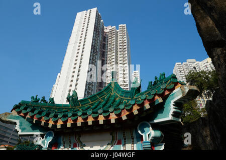 Kontrastierenden Stile der Gebäude an der Wong Tai Sin Temple in Hong Kong. Stockfoto