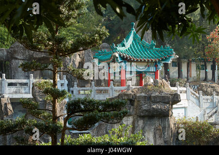 Reich verzierte chinesische Pagode im netten Garten an der Wong Tai Sin Tempel, Hong Kong. Stockfoto