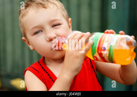 Kind trinken ungesund süß in Flaschen soda Stockfoto