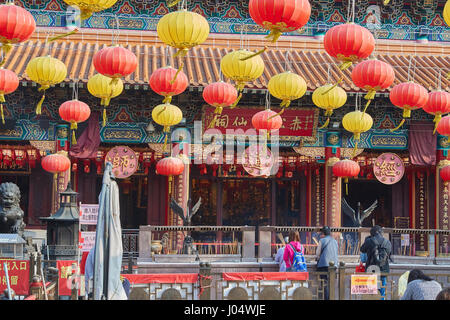 Gläubigen an der Wong Tai Sin Temple in Hong Kong. Stockfoto