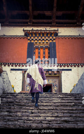 PARO, BHUTAN - ca. Oktober 2014: Bhutamese Mann zu Fuß in die Paro Rinpung Dzong in Bhutan Stockfoto