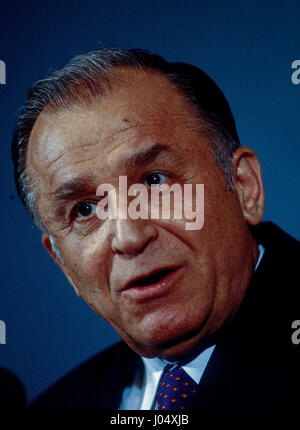 Ion Illiescu des rumänischen Präsidenten beantwortet Reporter Fragen während der National Press Club Luncheon, während er auf einem Arbeitsbesuch in Washington DC., 27. September 1995 war. Foto: Mark Reinstein Stockfoto