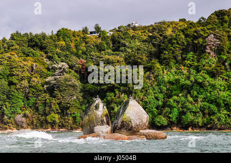 Split Apple Rock im Abel Tasman Nationalpark in Neuseeland Stockfoto