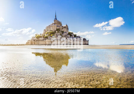 Panorama des berühmten Le Mont Saint-Michel-Gezeiten-Insel an einem sonnigen Tag mit blauem Himmel und Wolken, Normandie, Nordfrankreich Stockfoto