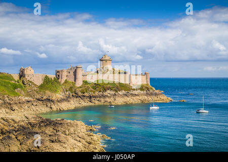 Beautiful view of famous Fort-La-Latte castle on the Cote d'Emeraude, commune of Frehel, Cotes-d'Armor, Brittany, France Stockfoto