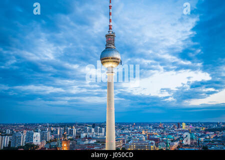 Luftaufnahme der berühmte Fernsehturm am Alexanderplatz mit dramatischen Wolkengebilde im Zwielicht während der blauen Stunde in der Abenddämmerung, Deutschland Stockfoto