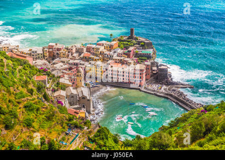 Schöne Aussicht von Vernazza, eines der fünf berühmten Fischer Dörfer der Cinque Terre, Ligurien, Italien Stockfoto