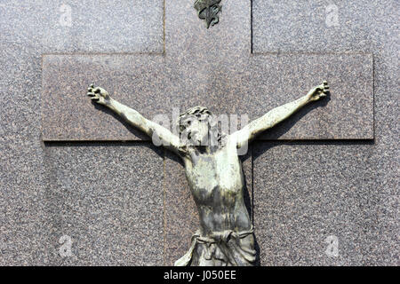 Die Kupferstatue Jesu Christi auf einem Grabstein Stockfoto