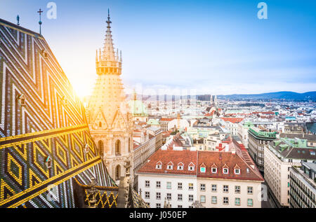 Blick über die Dächer von Wien aus dem Norden, den Turm der St.-Stephans Kathedrale, darunter die Kathedrale berühmt kunstvoll gemustert ist, reich co Stockfoto