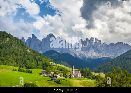 Schöne Aussicht auf die idyllische Bergwelt der Dolomiten mit berühmten Santa Maddelana Bergdorf im Sommer, Val di Funes, Südtirol, Italien Stockfoto