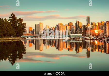 Schöne Aussicht auf die Skyline von Vancouver mit Stanley Park am Sonnenuntergang, Britisch-Kolumbien, Kanada Stockfoto