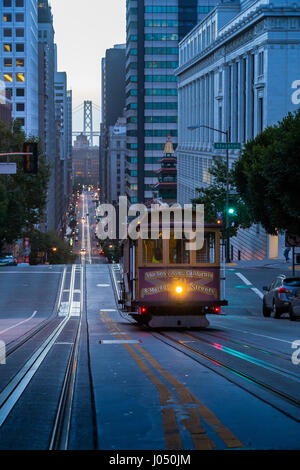 Klassische Ansicht des historischen Seilbahn fahren in der berühmten California Street in schönen frühen Morgendämmerung vor Sonnenaufgang im Sommer, San Francisco, USA