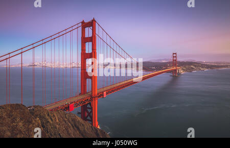 Klassische Panorama der berühmten Golden Gate Bridge gesehen aus Sicht der Batterie Spencer in schönen Beitrag Sonnenuntergang Dämmerung, San Francisco, Kalifornien Stockfoto