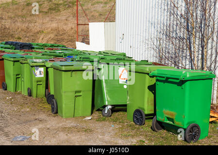 Ronneby, Schweden - 27. März 2017: Dokumentation der öffentlichen Abfallentsorgung Bahnhof. Ausrangierte Mülltonnen gespeichert im Freien warten recycelt werden. Stockfoto