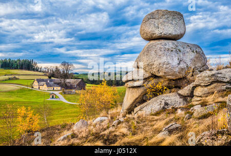 Landschaft im idyllischen Waldviertels mit bekannten Wackelsteine rocken Steinen und traditionelles Bauernhaus bei Sonnenuntergang, Niederösterreich, Österreich Stockfoto