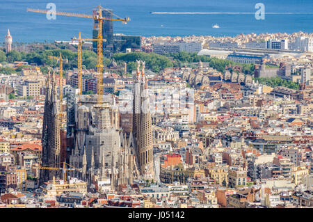 Der Blick auf die Sagrada Familia von der Hügel Turo del Rovira in Barcelona, Katalonien, Spanien Stockfoto