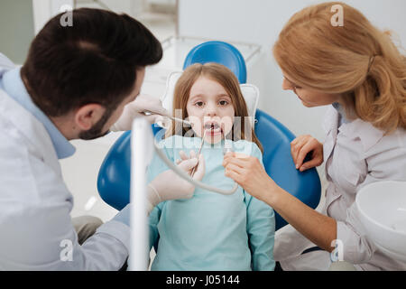 Qualifiziertes Team von Zahnärzten, die Durchführung eines Verfahrens Stockfoto