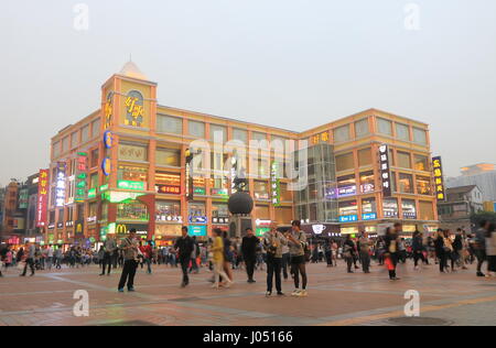 Menschen besuchen Shangxiajiu Fußgängerzone in Guangzhou China. Shangxiajiu ist das erste Geschäft in Guangzhou, die 1998 eröffnete Straße Stockfoto