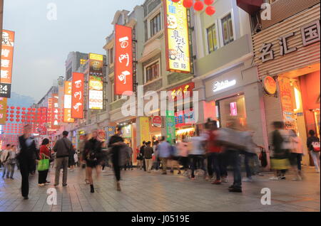 Menschen besuchen Shangxiajiu Fußgängerzone in Guangzhou China. Shangxiajiu ist das erste Geschäft in Guangzhou, die 1998 eröffnete Straße Stockfoto