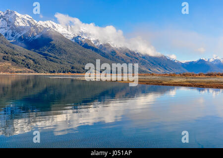 Reflexion des Gebirges in Herr der Ringe Drehort, Glenorchy, Neuseeland Stockfoto