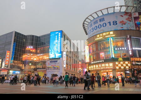 Menschen besuchen Shangxiajiu Fußgängerzone in Guangzhou China. Shangxiajiu ist das erste Geschäft in Guangzhou, die 1998 eröffnete Straße Stockfoto