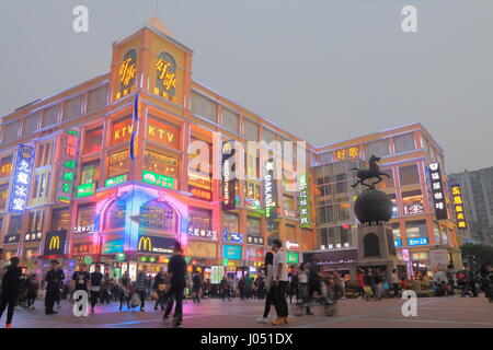 Menschen besuchen Shangxiajiu Fußgängerzone in Guangzhou China. Shangxiajiu ist das erste Geschäft in Guangzhou, die 1998 eröffnete Straße Stockfoto