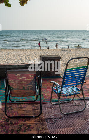 Die Menschen vor Ort am Strand des Dorfes Keb, Kambodscha, Asien. Stockfoto