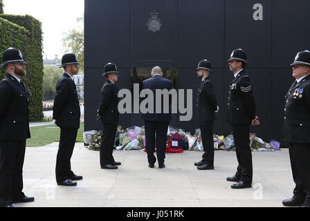 Die Polizei bei einer Zeremonie des Police Roll of Honor Trust, die die Namen der gefallenen Offiziere PC Keith Palmer und PC Gareth Browning in die Rolle der Ehrenbeamten und des Gedenkens der National Police in London aufgenommen hat. Stockfoto