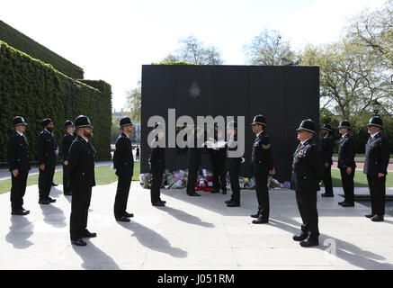 Polizei im Rahmen einer Zeremonie von der Polizei Roll Of Honour Trust der nationalen Polizei Roll Of Honour &amp; Erinnerung in London die Namen der gefallenen Offiziere Pc Keith Palmer und Pc Gareth Browning hinzu. Stockfoto