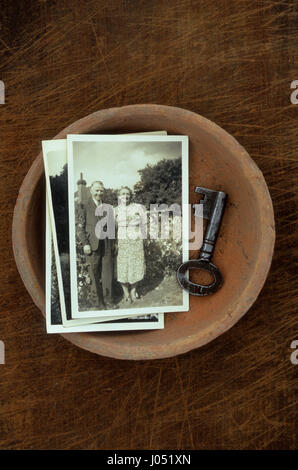 Schwarz / weiß Foto der 1950er Jahre ältere paar stehen im Garten liegen im Tontopf mit alten Schlüssel Stockfoto