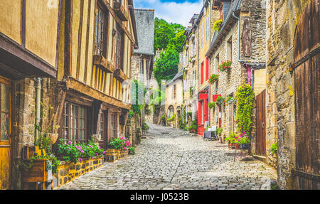 Schöne Aussicht auf die malerische enge Gasse mit historischen, traditionellen Häusern und gepflasterten Straße in eine alte Stadt in Europa mit blauem Himmel und Wolken im Sommer Stockfoto