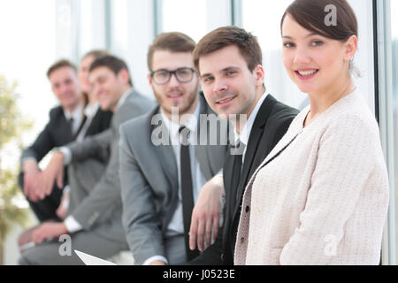 Elegante Mitarbeiter Blick in die Kamera während der Sitzung im Büro Stockfoto