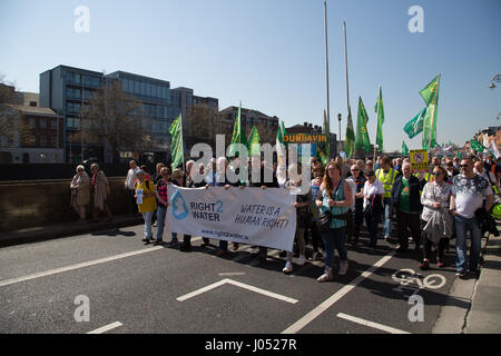 Gegen Sparpolitik Demonstranten marschieren durch Stadt Dublin, Irland. Stockfoto