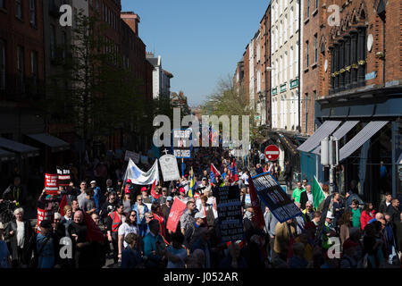 Gegen Sparpolitik Demonstranten marschieren durch Stadt Dublin, Irland. Stockfoto