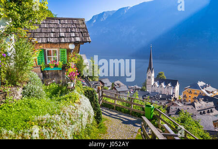 Klassische Postkartenblick auf berühmte Hallstätter See Stadt in den Alpen mit idyllischen Fußweg bergauf an einem schönen sonnigen Tag mit blauem Himmel Stockfoto