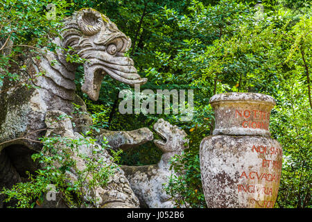 Orkus Mund Bildhauerei an der berühmten Parco dei Mostri (Park der Monster), auch genannt Sacro Bosco (heiligen Hain) oder Gärten von Bomarzo, Viterbi, Italien Stockfoto