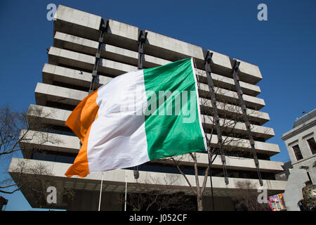 Die irische Flagge vor der Zentralbank in der Stadt Dublin, Irland. Stockfoto