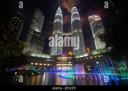 Kuala Lumpur, Malaysia - 6. April 2017: Petronas Twin Towers bei Nacht am 6. April 2017 in Kuala Lumpur, Malaysia. Stockfoto