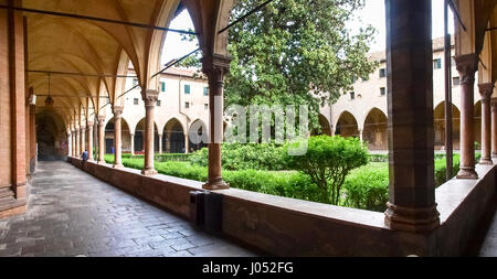 Padua, Italien - 16. Mai 2016: Basilika des Heiligen Antonius von Padua Blick vom Kreuzgang der Abtei auf dem Hof. Das Kloster, gebaut in den späten Stockfoto