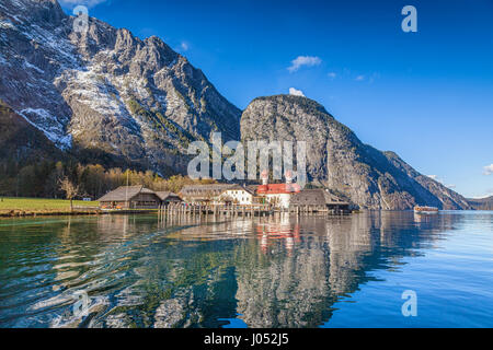 Schöne Aussicht auf die malerische Berglandschaft mit See-Info mit berühmten Sankt Bartholomae Wallfahrt Kirche und Passagier Schiff, Nationalpark Berchte Stockfoto