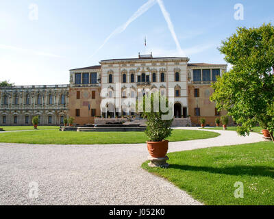 Piazzola Sul Brenta, Italien - Maj 16, 2016: Villa Contarini Camerini. Barock in Erscheinung, befindet sich auf dem Hintergrund der Hauptplatz in Piazzo Stockfoto